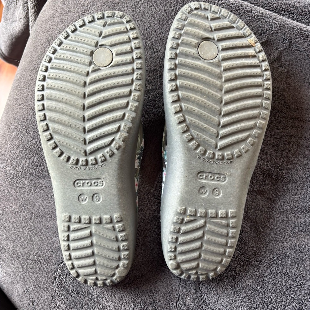 Crocs Women’s Gray Floral Flip Flops Size 9 - Picture 5 of 5